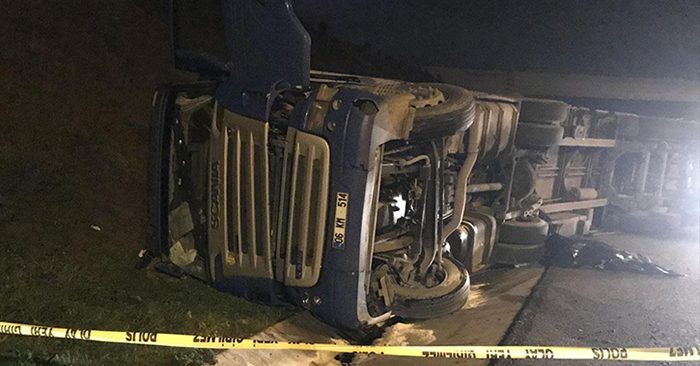 Beykoz’da TIR devrildi! Sürücü hayatını kaybetti