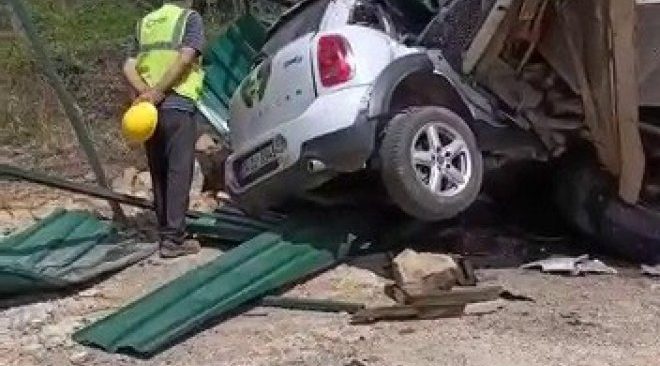 Beykoz’da yokuş aşağı inen kamyonun freni boşaldı